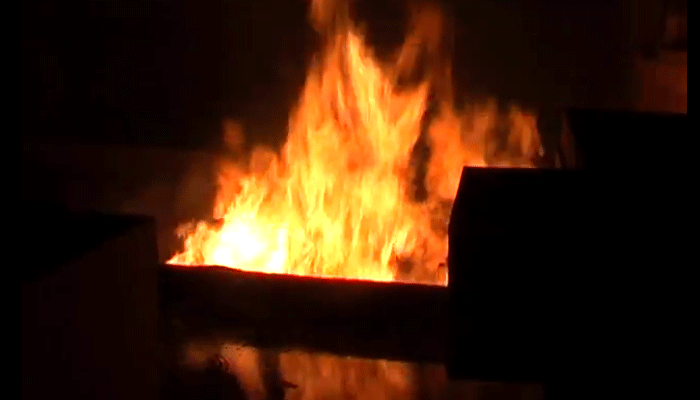 आगरा: शटरिंग के गोदाम में अचानक लगी भीषण आग, लाखों का सामान जलकर हुआ ख़ाक