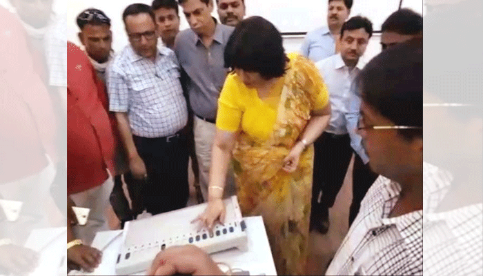 VIDEO: जब चुनाव अधिकारी ने EVM में दबाया कोई भी बटन, फिर देखिए क्या हुआ