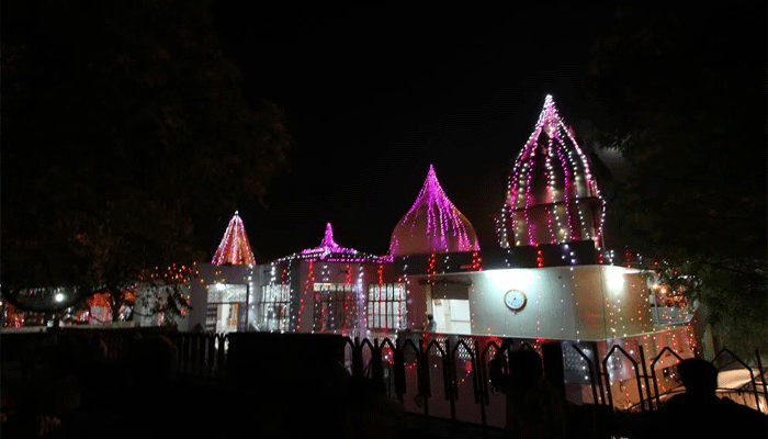 नवाबी शहर लखनऊ में मची हनुमान जयंती की धूम, एक दिन पहले सजे मंदिर