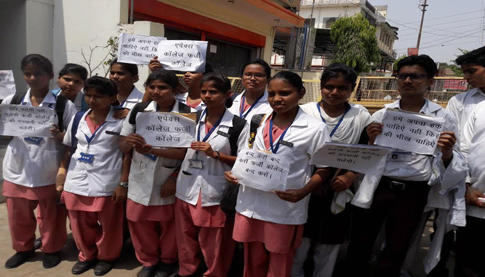 वाराणसी में नर्सिंग कॉलेज का फर्जीवाड़ा, BJP कार्यालय पर छात्राओं का प्रदर्शन