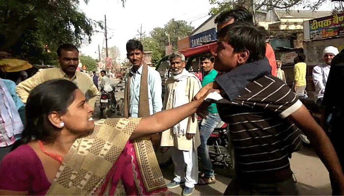 VIDEO: शराबी पति की हरकतों से हुई परेशान, पत्नी ने सरेआम कर दी धुनाई