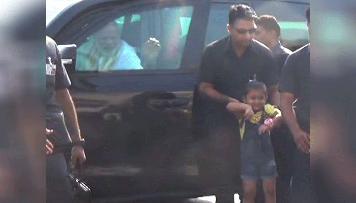 काफिला रोक 4 साल की बच्ची से मिले PM मोदी, गोद में बैठाकर लुटाया प्यार, दिया आशीर्वाद