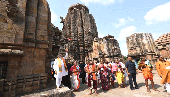 मोदी ने किए लिंगराज मंदिर के दर्शन, कहा- आने वाली पीढ़ी को वीरों का योगदान बताना जरूरी