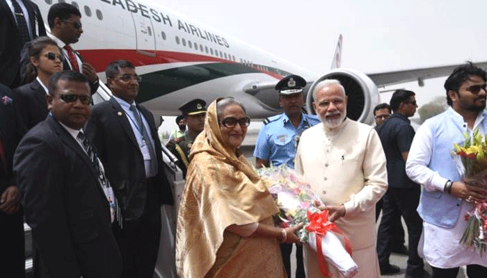 बांग्लादेश की PM शेख हसीना पहुंचीं दिल्ली, PM मोदी ने स्‍वागत के लिया तोड़ा प्रोटोकॉल