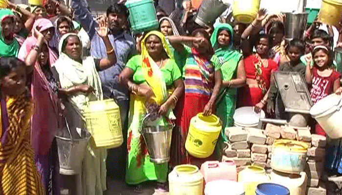 सबमर्सिबल पर किया दबंग ने कब्जा, पानी की किल्लत का उठा रहा फायदा, 50-100 रूपए में बेच रहा पानी