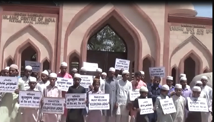 UP: फांसी की सजा पाए कुलभूषण की रिहाई के लिए प्रदर्शन, इस्लामिक सेंटर ऑफ इंडिया के बाहर जुटे लोग