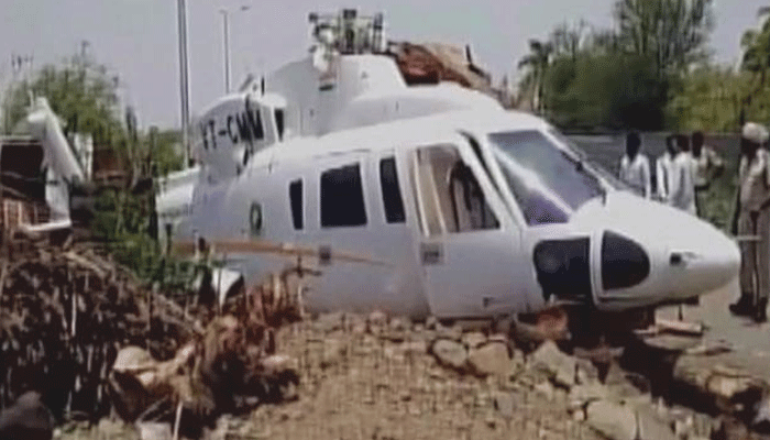 महाराष्ट्र: देवेन्द्र फणडवीस के हेलिकॉप्टर की क्रैश लैंडिंग, CM और टीम सुरक्षित