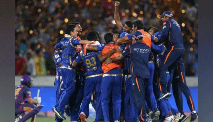 IPL 2017 : तीसरी बार मुंबई बना चैंपियन , पुणे को एक रन से हराकर जीती ट्रॉफी