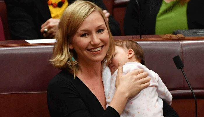 ऑस्ट्रेलिया की संसद में दिखी मां की ममता, बेटी को स्तनपान करा रचा इतिहास