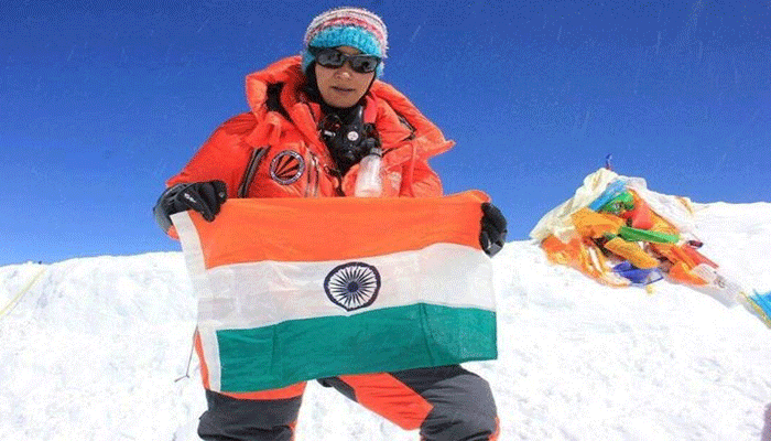 दुनिया की सबसे ऊंची चोटी पर पांचवीं बार अंशू ने फहराया तिरंगा, रचा नया इतिहास