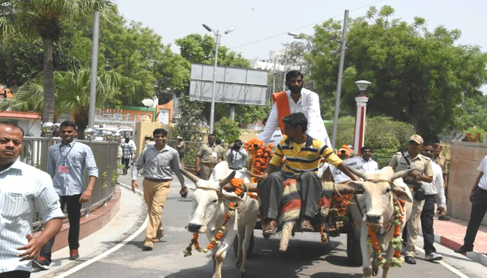 बैलगाड़ी से विधान भवन पहुंचे BJP विधायक, लेकिन किया कुछ ऐसा कि मालिक ने पकड़ा माथा