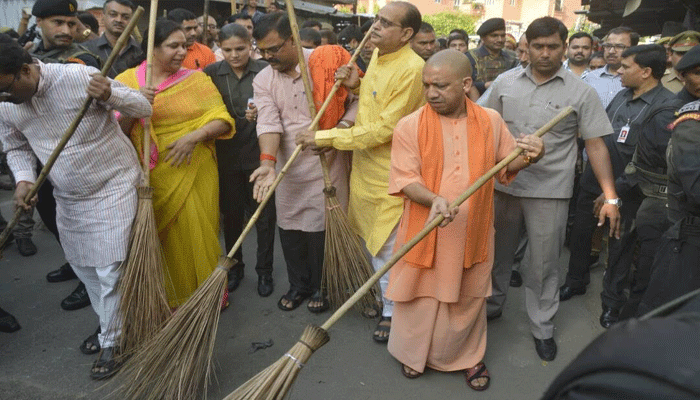 VIDEO: CM योगी ने उठाया UP को क्लीन करने का जिम्मा, बस्ती में लगाई झाड़ू