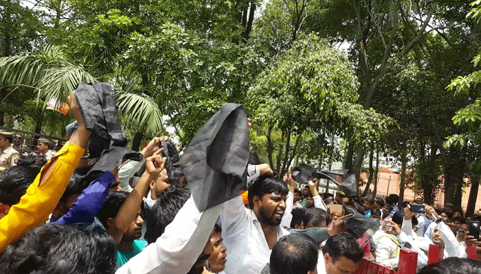 दलितों ने CM योगी को दिखाया था काला झंडा, पुलिस ने 500 लोगों पर दर्ज किया मुकदमा