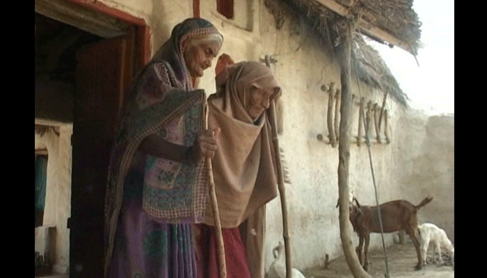 मिसाल: 75 साल की बहू ने 110 साल की सास के लिए बेच दी 5 बकरियां, घर में बनवाया शौचालय