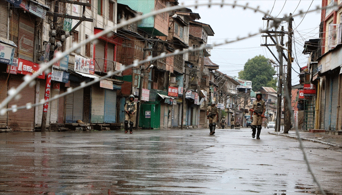 कश्मीर में तनावपूर्ण माहौल के चलते लगा कर्फ्यू, की गई सुरक्षाबलों की भारी तैनाती