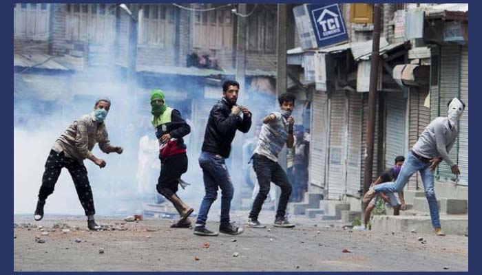 कश्मीरी छात्रों के साथ पुलिस का ये बर्ताव, उन्हें बंदूक उठाने को मजबूर करेगा !
