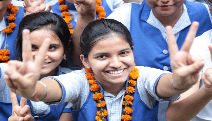 CBSE Result 2017: इति सिंह बनीं City Topper, तीन लड़कियों को मिले 98.2% अंक