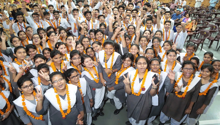 CBSE Result 2017: इति सिंह बनीं City Topper, तीन लड़कियों को मिले 98.2% अंक