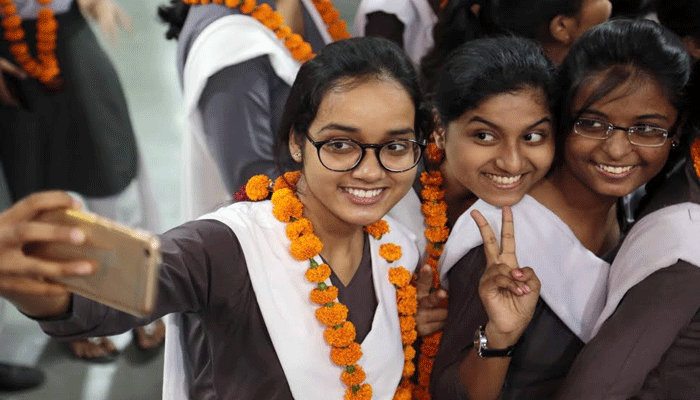 CBSE Result 2017: इति सिंह बनीं City Topper, तीन लड़कियों को मिले 98.2% अंक