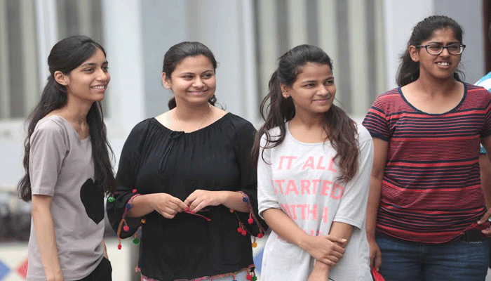 CBSE Result 2017: इति सिंह बनीं City Topper, तीन लड़कियों को मिले 98.2% अंक