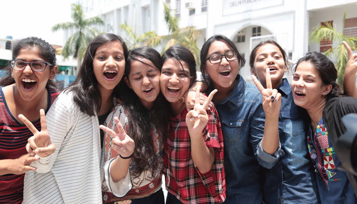 CBSE Result 2017: इति सिंह बनीं City Topper, तीन लड़कियों को मिले 98.2% अंक