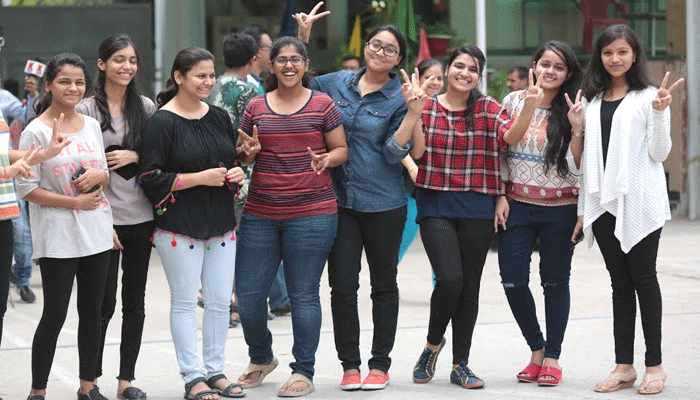 CBSE Result 2017: इति सिंह बनीं City Topper, तीन लड़कियों को मिले 98.2% अंक