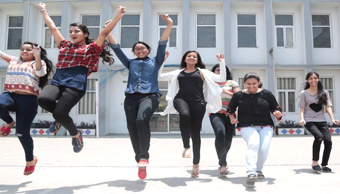 CBSE Result 2017: इति सिंह बनीं City Topper, तीन लड़कियों को मिले 98.2% अंक