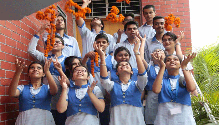 CBSE Result 2017: इति सिंह बनीं City Topper, तीन लड़कियों को मिले 98.2% अंक