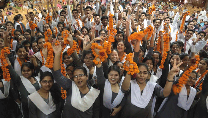 CBSE Result 2017: इति सिंह बनीं City Topper, तीन लड़कियों को मिले 98.2% अंक