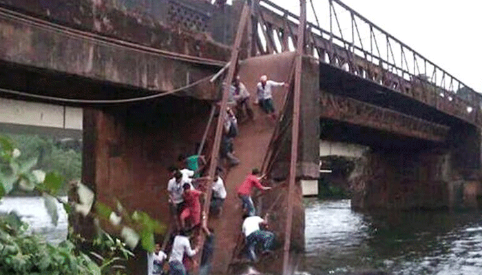 गोवा में नदी का पुल ढहने से 30 लोग बहे, 2 शव बरामद, राहत और बचाव का काम जारी