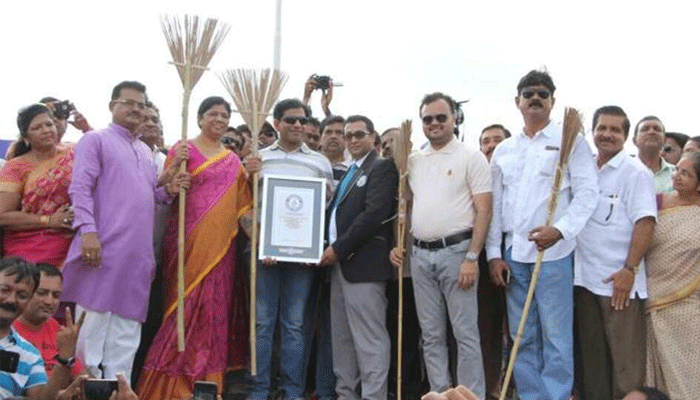 वर्ल्ड रिकॉर्ड: स्वच्छ भारत अभियान के सम्मान में, झाड़ू चली PM मोदी के गुजरात में 