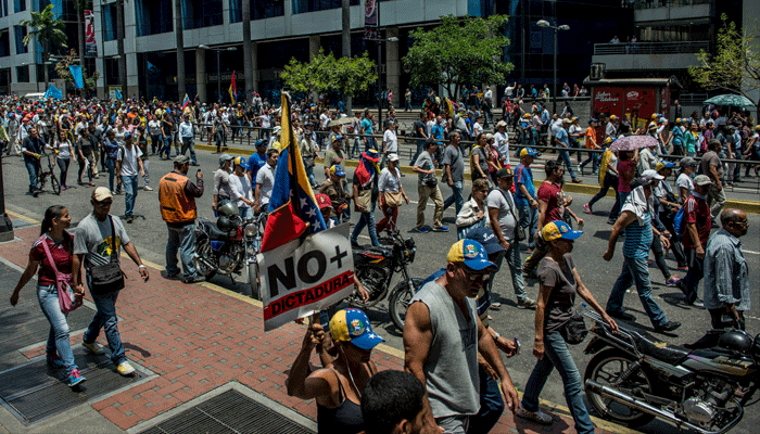 वेनेजुएला में सरकार के खिलाफ जारी है विरोध प्रदर्शन, 37 लोगों की मौत