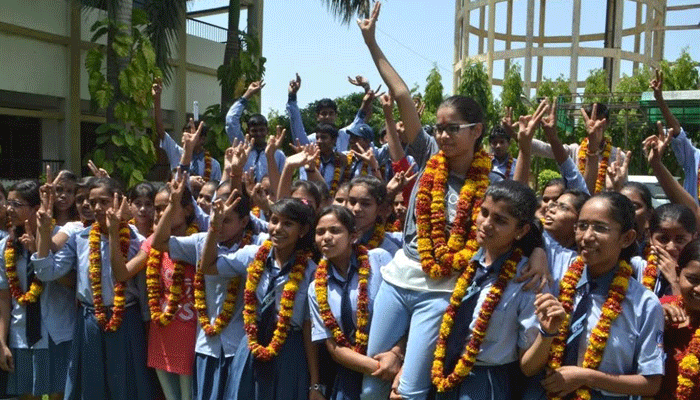 UP Board Result 2017: कानपुर के एक ही स्कूल की दो छात्राओं ने हासिल किया चौथा स्थान