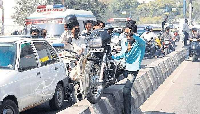 वायरल हुए वीडियो को जनता के बीच दर्शा कर लोगों को ट्रैफिक रूल्स के पाठ पढ़ा रही पुलिस