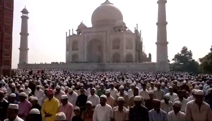 ताज के साये में नमाजियों ने पढ़ी अमन-चैन की दुआ, गले मिलकर दी ईद की मुबारकबाद