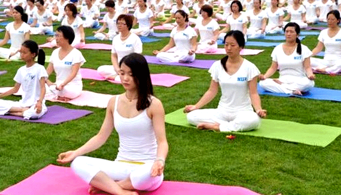चीनी शहर में 1000 लोगों ने किया योगाभ्यास, भारतीय शिक्षक ने सिखाया योग