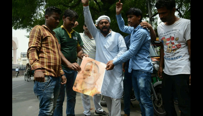 कांग्रेसियों ने किया विरोध प्रदर्शन, राजीव गांधी की मूर्ति का सिर नाली में मिलने से थे नाराज