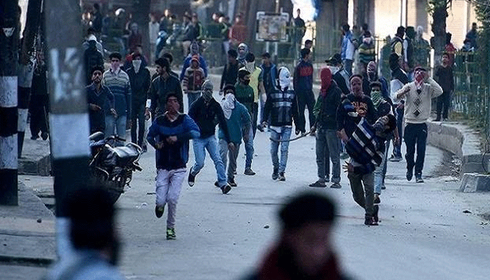 कश्मीर: सुरक्षा बलों और पत्थरबाजों के बीच हिंसक झड़पों से फीका पड़ा ईद का रंग