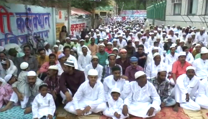 गोरखपुर: ईद पर लोगों ने पढ़ी अमन-चैन की दुआ, गले मिलकर दी ईद की बधाई