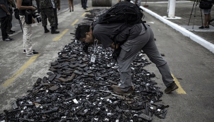 अपराधियों से बरामद 4, 000 बंदूकों को, ब्राजील में सेना ने नष्ट कर दिया
