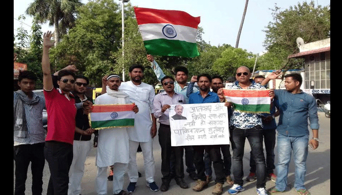 योगी गढ़ में कांग्रेसी कर रहे भारत-पाक क्रिकेट का विरोध, जलाया खेल मंत्री का पोस्टर
