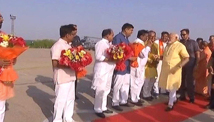 PM मोदी दो दिवसीय यात्रा पर लखनऊ पहुंचे, CM योगी-गवर्नर नाइक ने की अगुवानी