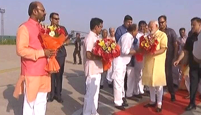 PM मोदी दो दिवसीय यात्रा पर लखनऊ पहुंचे, CM योगी-गवर्नर नाइक ने की अगुवानीPM मोदी दो दिवसीय यात्रा पर लखनऊ पहुंचे, CM योगी-गवर्नर नाइक ने की अगुवानी