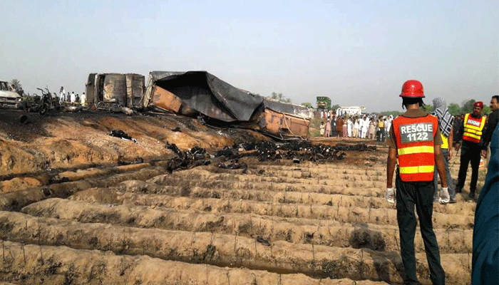 पाकिस्तान में तेल टैंकर में विस्फोट, 154 लोगों की मौत, कई घायल