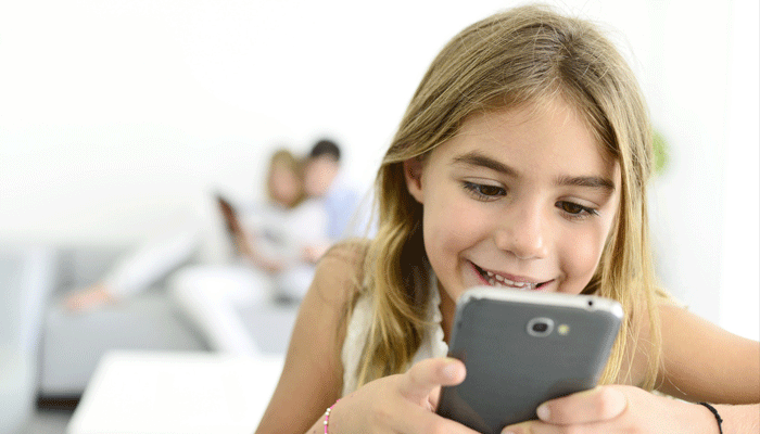 13 साल से कम के बच्चों को स्मार्टफोन बेचने पर रोक की मांग, ताकि ना लगे लत