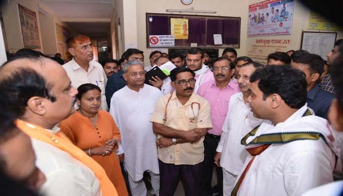 योगी के मंत्री श्रीकांत ने वृंदावन स्वास्थ्य केंद्र का किया निरीक्षण