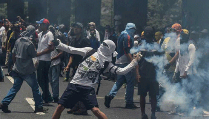 वेनेजुएला में हो रहे हिंसक विरोध प्रदर्शनों में मृतकों की संख्या बढ़कर 62