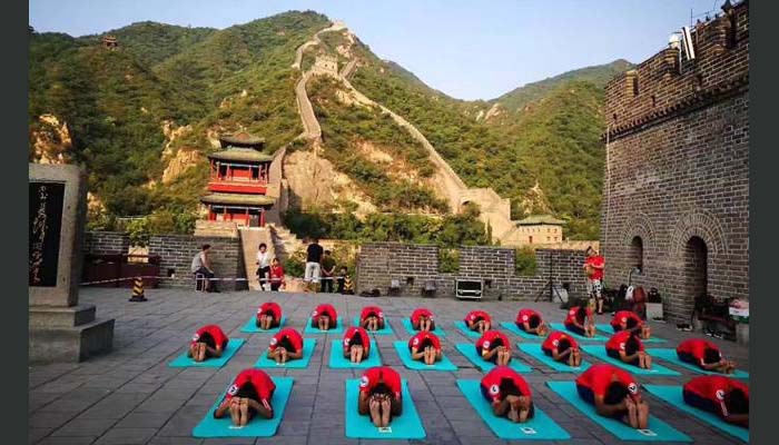 सिर्फ इस मामले में हिंदी-चीनी, भाई-भाई....चीन की दीवार पर दोनों ने किया योगाभ्यास