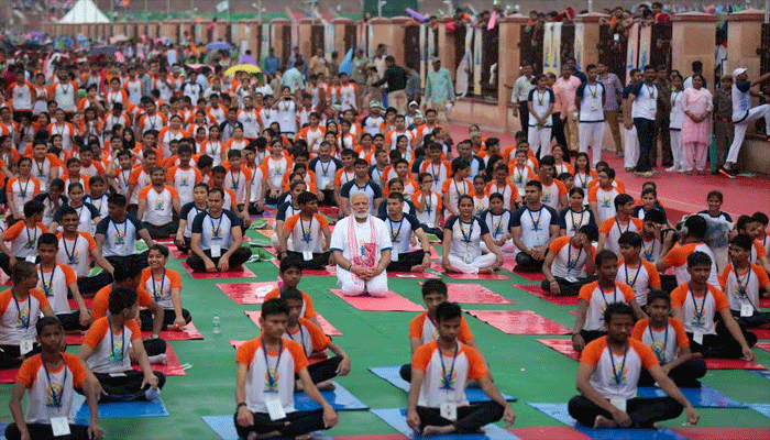 pm modi yoga poses on international yoga day in lucknow