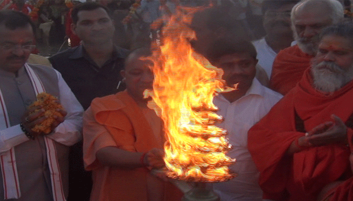 संगम नगरी के दौरे पर मुख्यमंत्री, गंगा आरती में हुए शामिल, भक्ति में डूबे नजर आए योगी